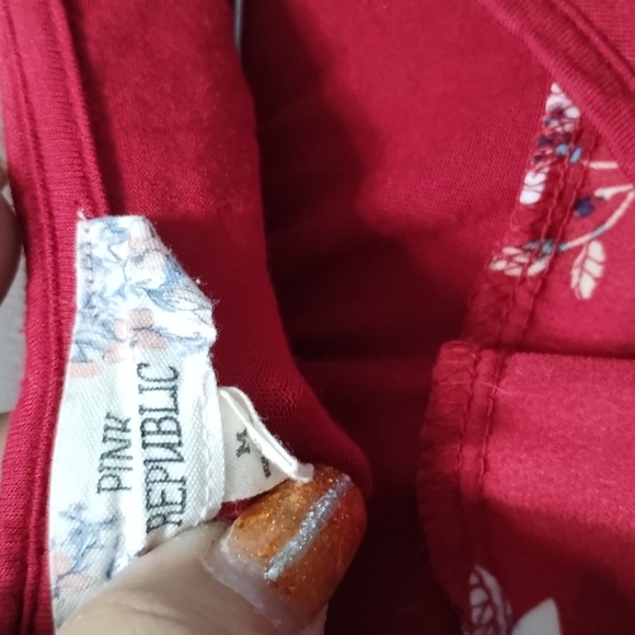 Red blouse with flowers and tie detail on shoulder size medium Pink Republic - Picture 5 of 5